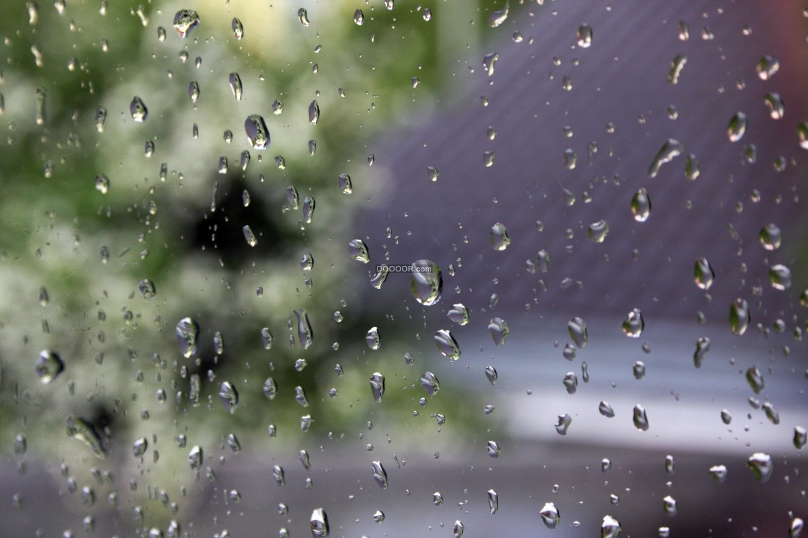 04551_大雨过后透明的雨滴残留在透明玻璃上模糊了外面的视线自然风景素材设计.jpg.jpg