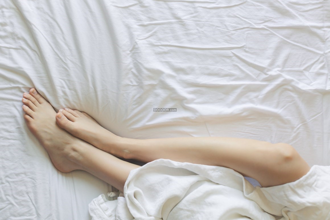 04723_起居室内一个人躺在白色的床铺上面露出小腿和脚丫人物素材设计.jpg.jpg