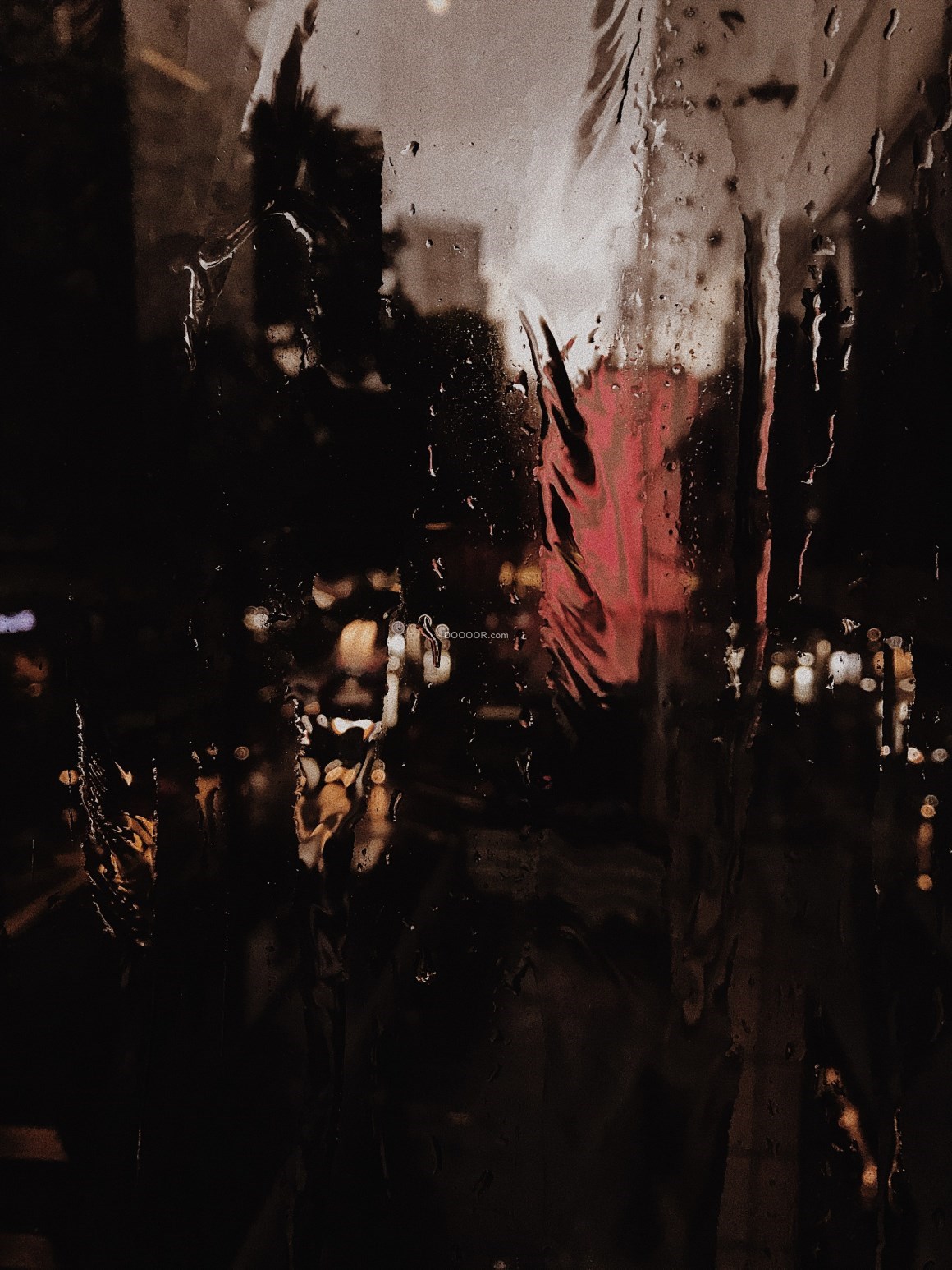 04733_雨水过后透过湿润的橱窗看到外面模糊的夜景和昏黄的灯光背景花纹素材设计.jpg.jpg