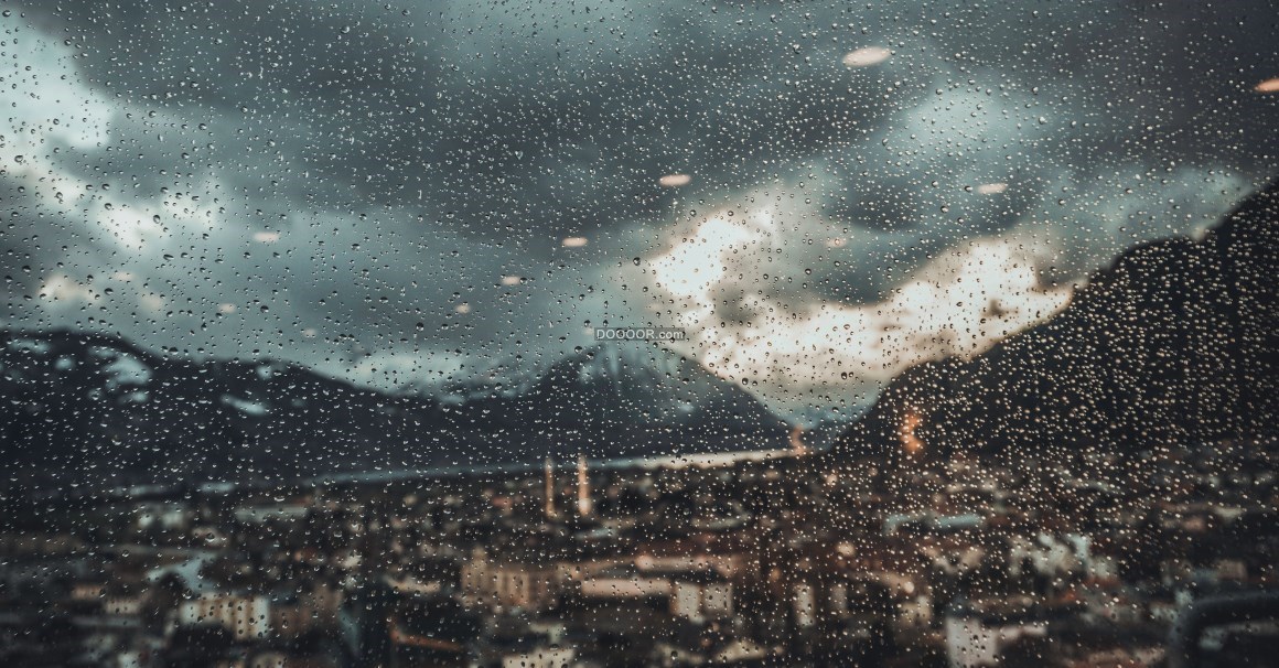 04789_雨水滴落在透明的玻璃窗上面模糊了外面美丽的夜晚景色自然风景素材设计.jpg.jpg