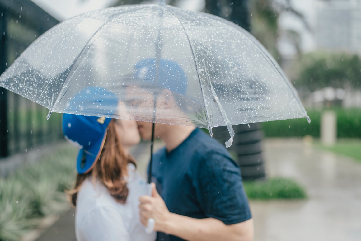 撑伞在雨中约会的情侣图片素材-编号01994816-图行天下