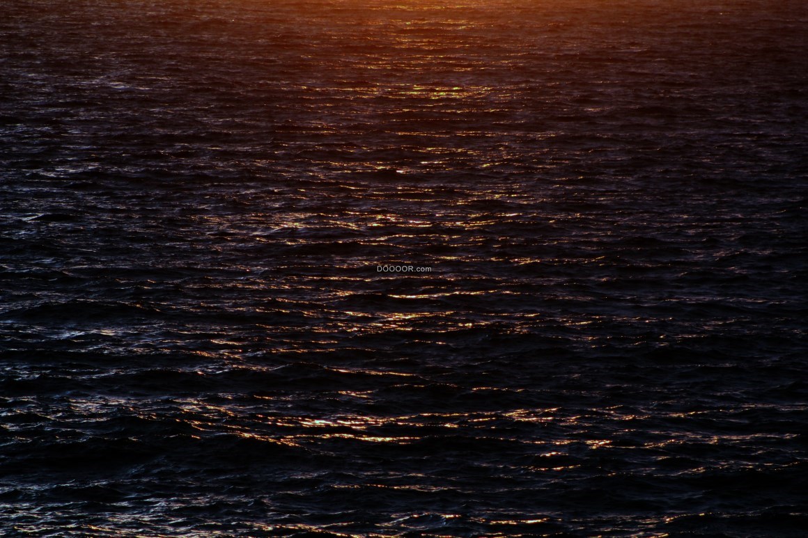 05007_夕阳昏黄的光线照射在波光粼粼的深邃的海面上自然风景素材设计.jpg.jpg