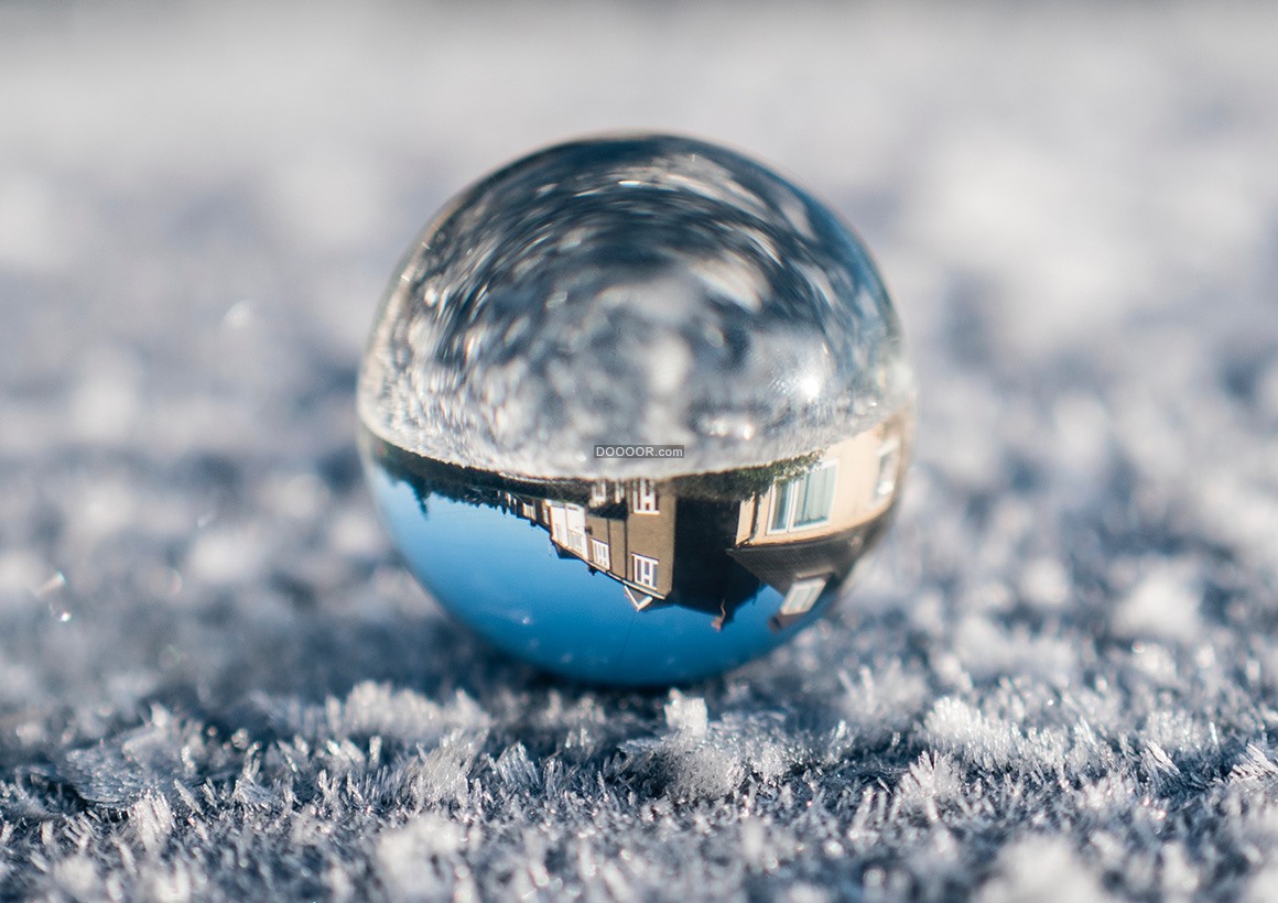 05123_透过一个透明的水晶球看到反向的世界科学技术素材设计.jpg
