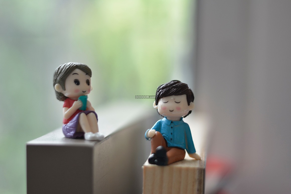 05310_两个玩偶小人安静的坐在阳台上人物素材设计.jpg