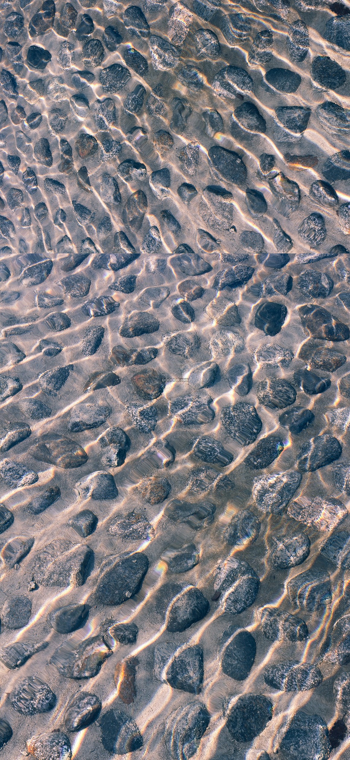 05453_海岸边的海水波光粼粼映出下面的沙石自然风景素材设计.jpg