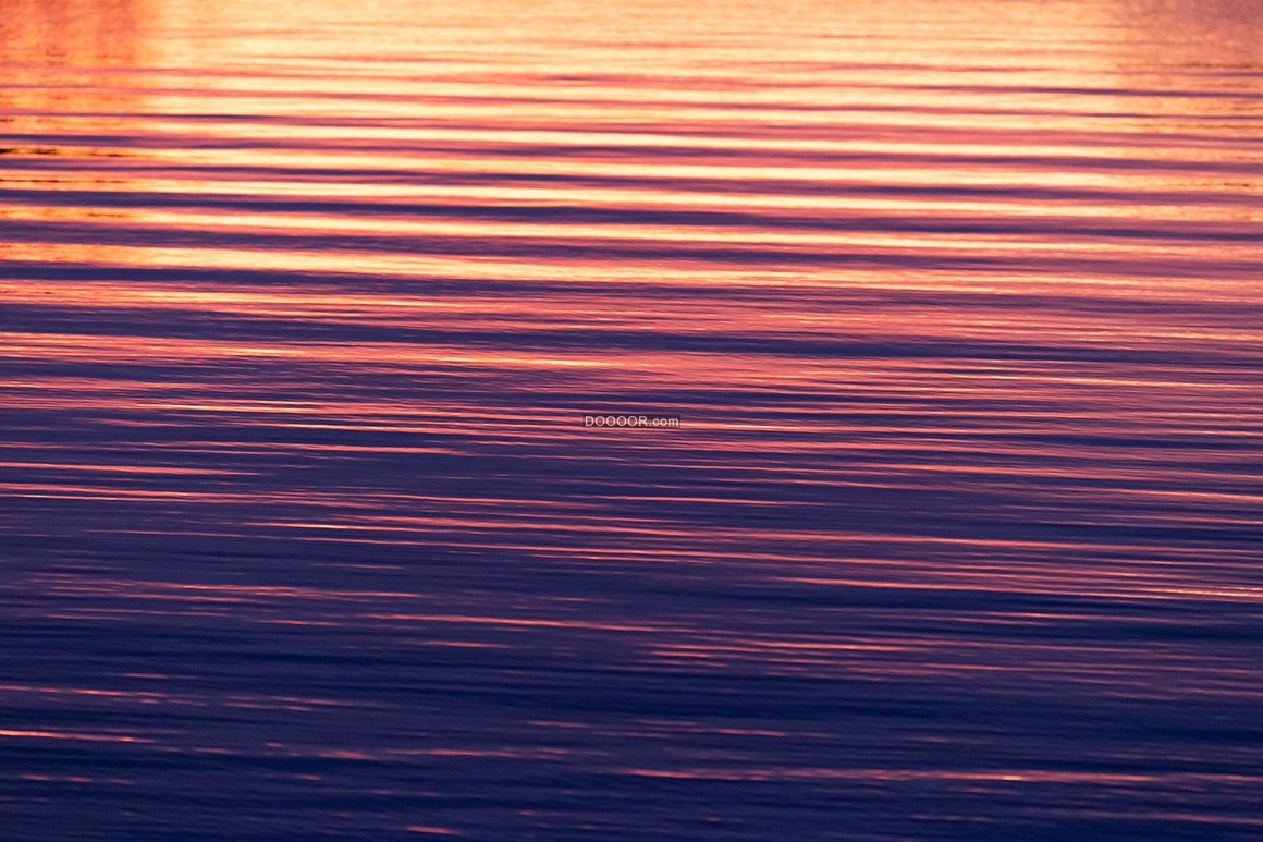 05563_夕阳的余辉洒在平静的湖面上自然风景素材设计.jpg