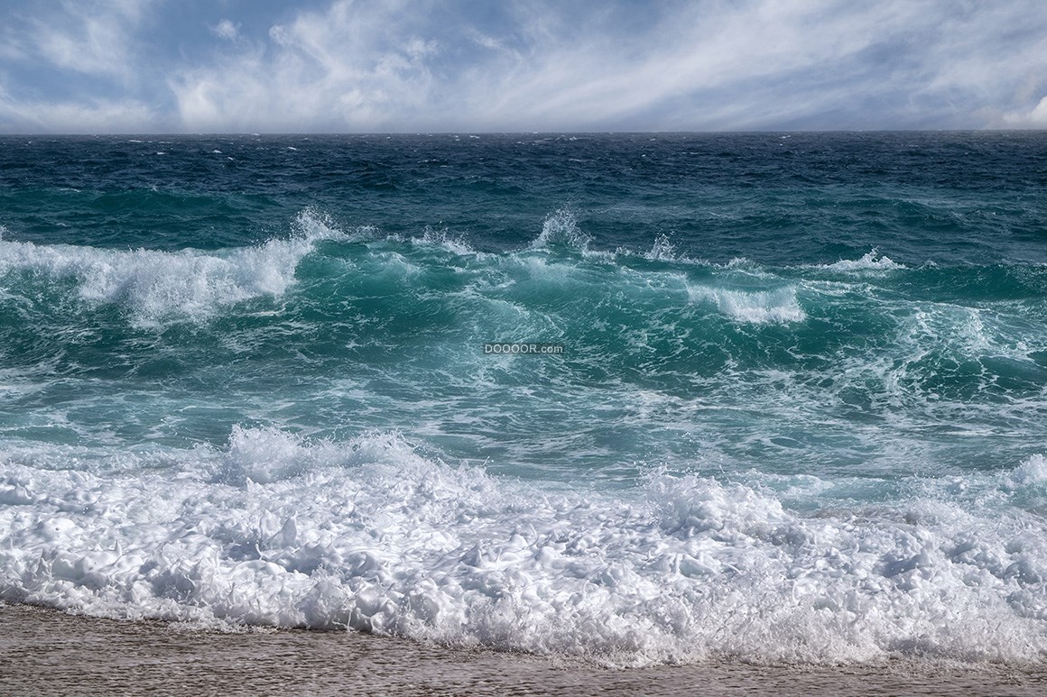 05634_清澈湛蓝的海水在岸边激起洁白的浪花自然风景素材设计.jpg