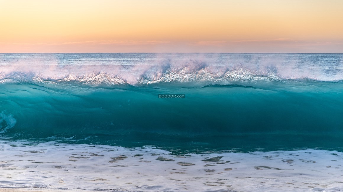 05679_蓝色的海浪清澈透明涌向岸边自然风景素材设计.jpg