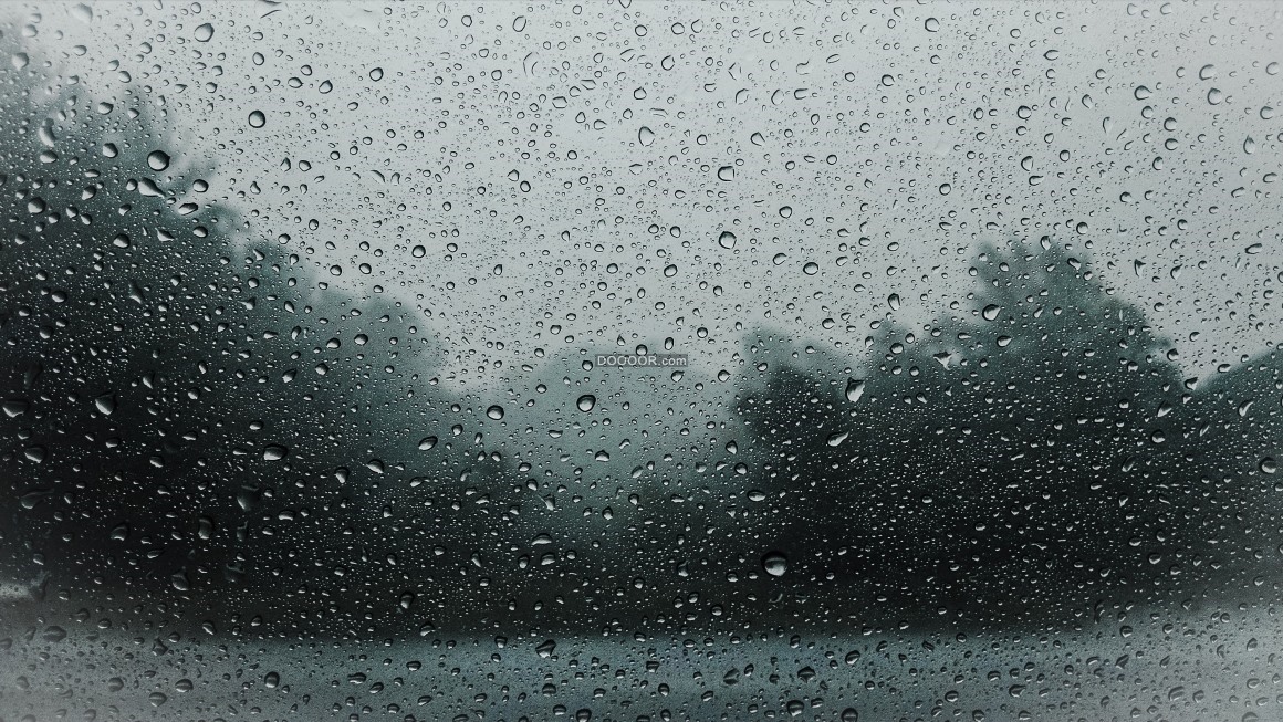 05783_雨水滴落在窗子上模糊了外面的世界自然风景素材设计.jpg