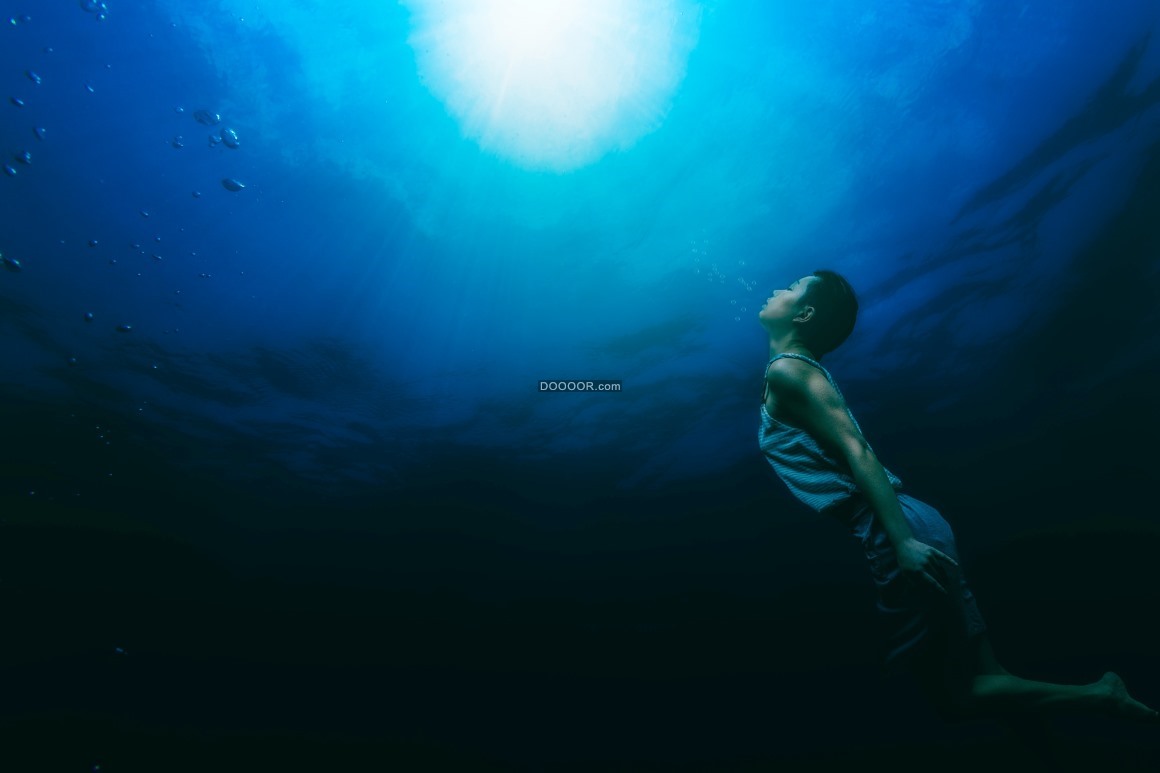 05787_一位男士在海水中向着光芒向上前行人物素材设计.jpg