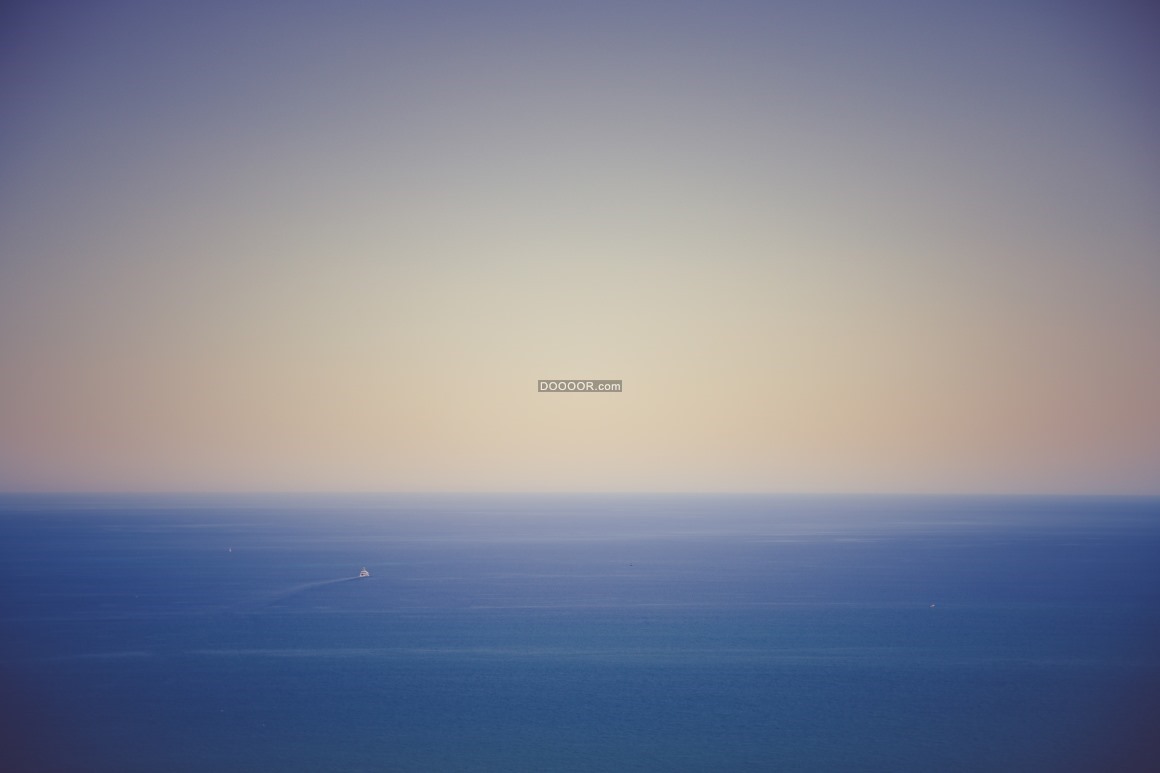 06266_蓝色的海面依稀可见一首小船海面湛蓝天空迷蒙.jpg