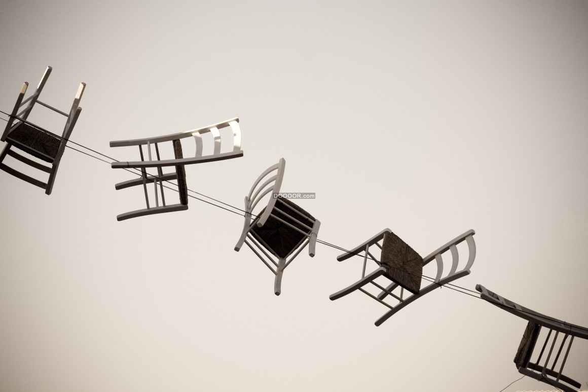 06310_椅子吊绳创意昏暗天空串联行为艺术作品.jpg