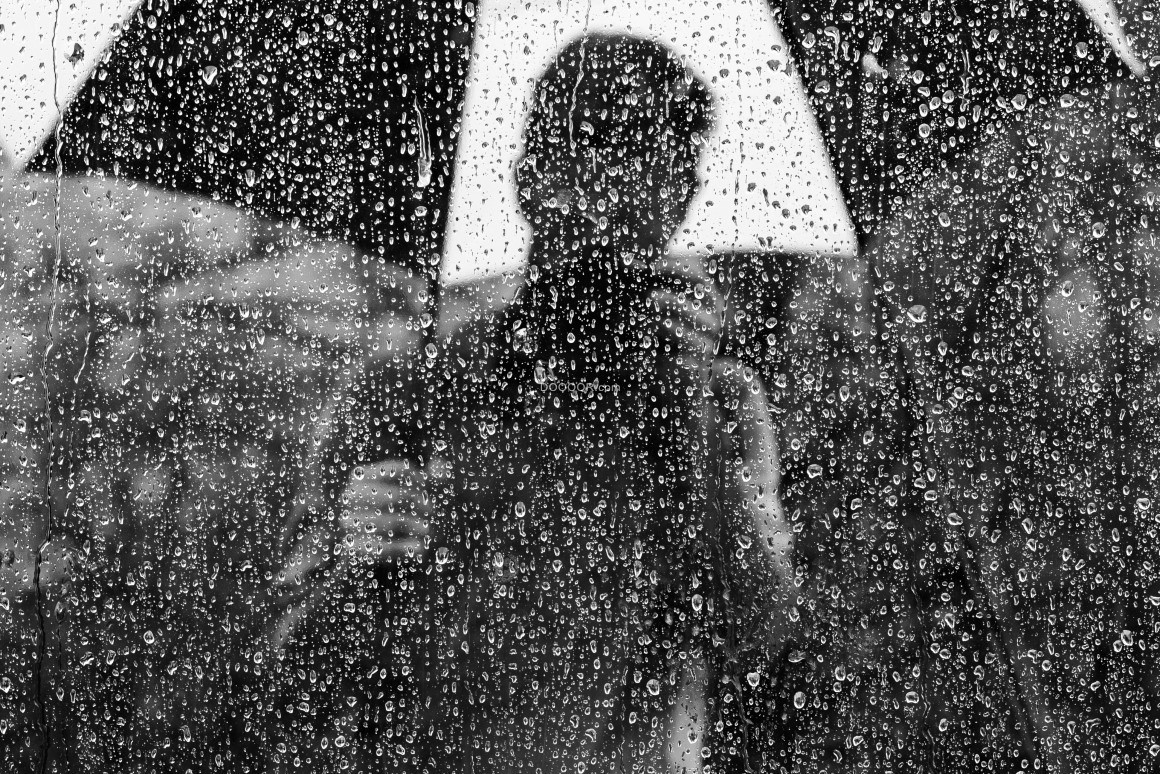 06425_窗外的人雨伞求助玻璃透明雨水.jpg