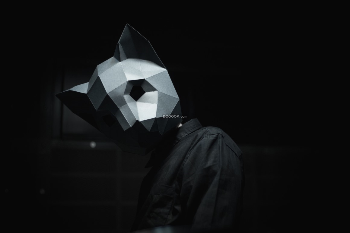 06691_带着立体狗头头套穿着黑衬衫的男人黑色背景.jpg