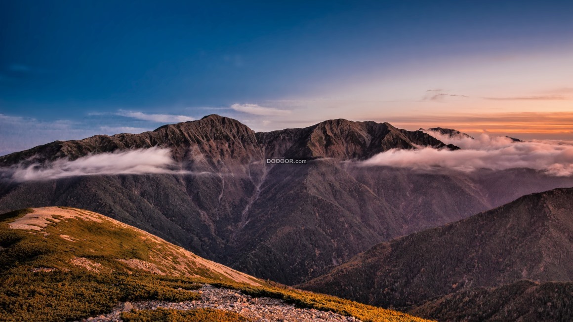 06724_蓝天下几片白云围绕着高山飘动自然风景素材.jpg