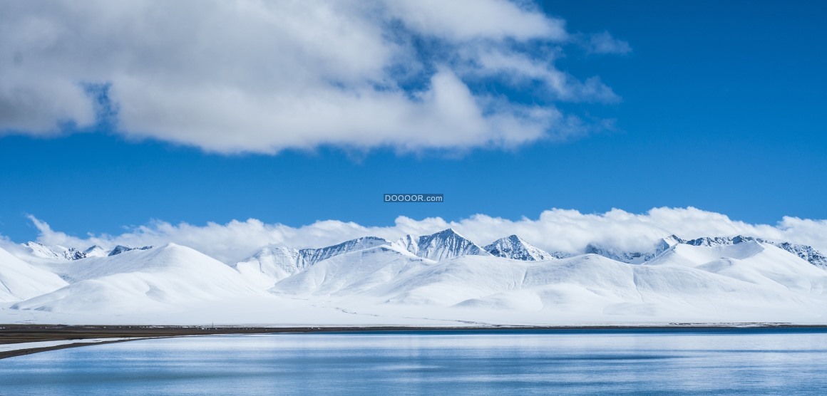 06811_一望无际的绵延的雪山纯净洁白湖面平静天空湛蓝.jpg