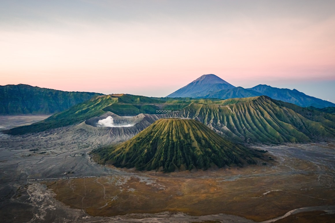 06844_山峰此起彼伏一道道脊梁河水枯竭.jpg