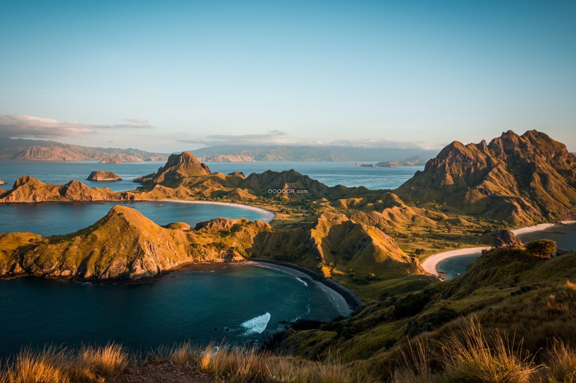 06845_一座座山体环绕着海水无边无际自然风景素材设计.jpg