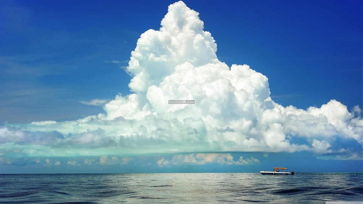 06968_海面平静天空晴朗洁白的云彩翻滚在天边自然风景素材设计.jpg