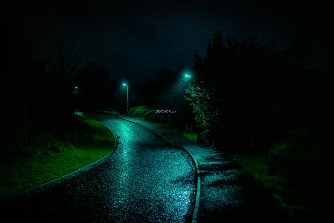 07200_雨后的夜晚路灯微弱的灯光照射在路面上空气清新.jpg