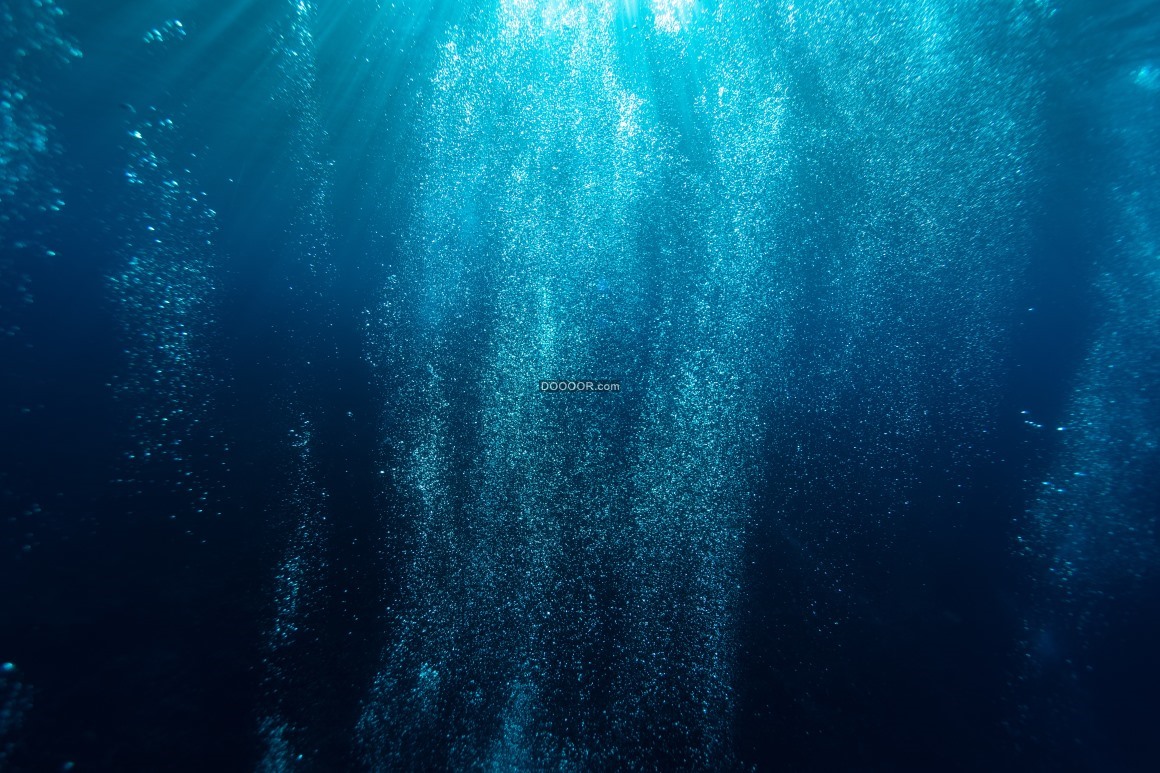 阳光透过湛蓝透明的海水神秘的海底世界海面波浪