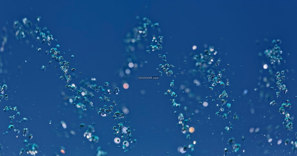 07876_蓝色背景透明的水珠水花四溅闪烁反射阳光.jpg