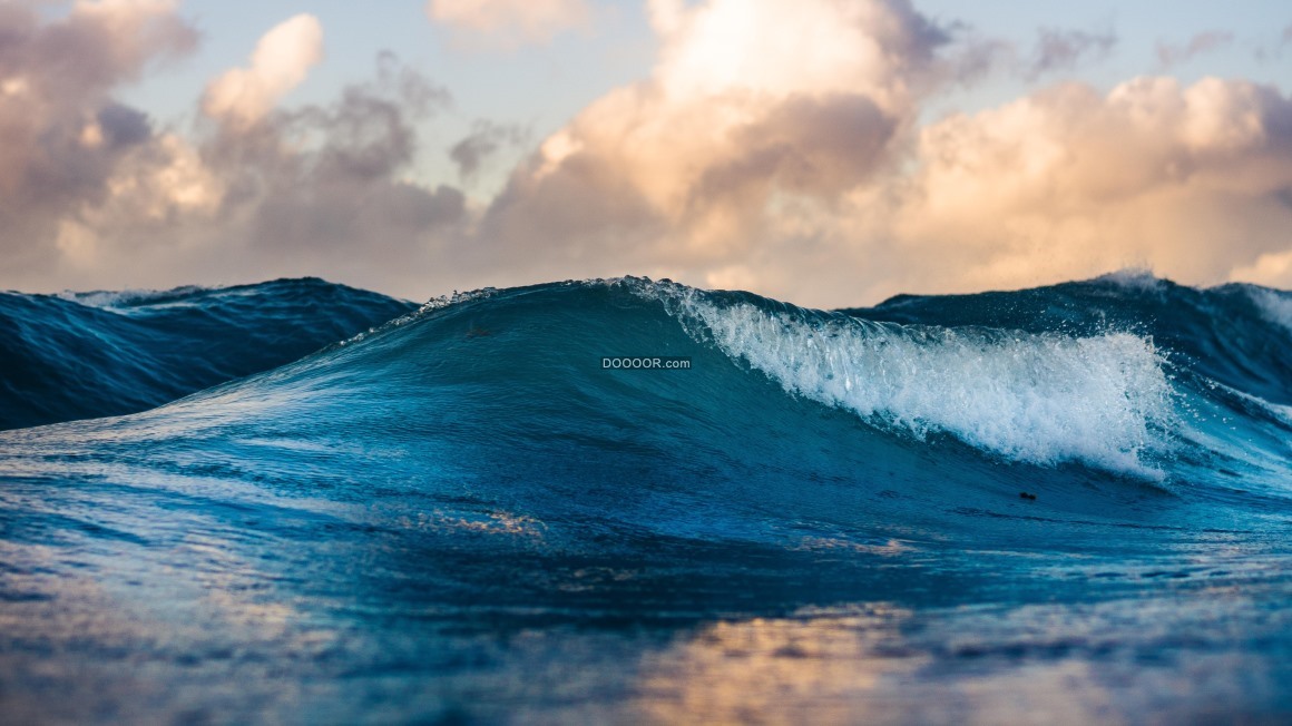 07919_波涛汹涌的大海清晨的阳光洁白晶莹的浪花天边的云彩.jpg