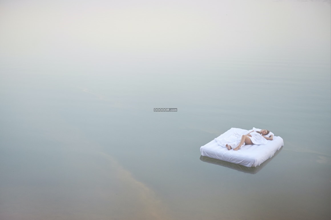 08014_白色的床铺漂浮在水面上睡眠享受环境优雅.jpg