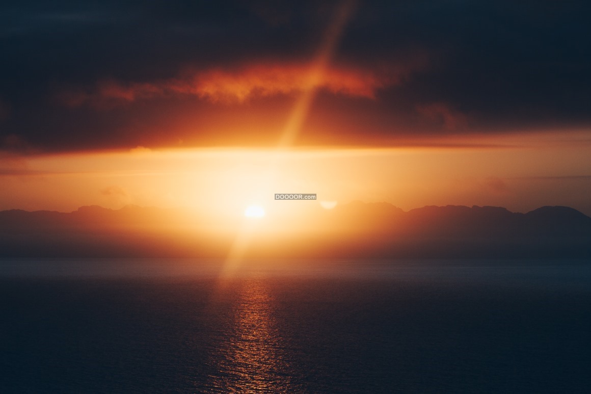 08269_夕阳时分水面波光粼粼红色的晚霞地平线.jpg