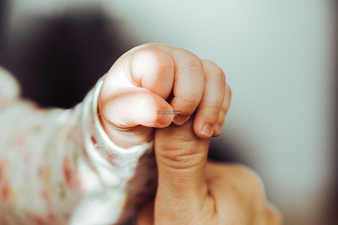 为什么婴儿喜欢吃手（婴儿吸手指是怎么回事）-幼儿百科-魔术铺
