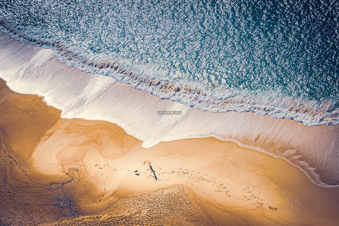 08526_波光粼粼的海面海水冲击岸边洁白晶莹的浪花散步的人.jpg