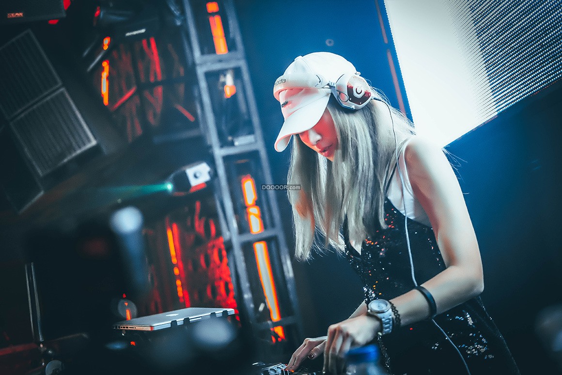 08527_夜店DJ女士嘻哈风格性感迷人休闲娱乐生活.jpg