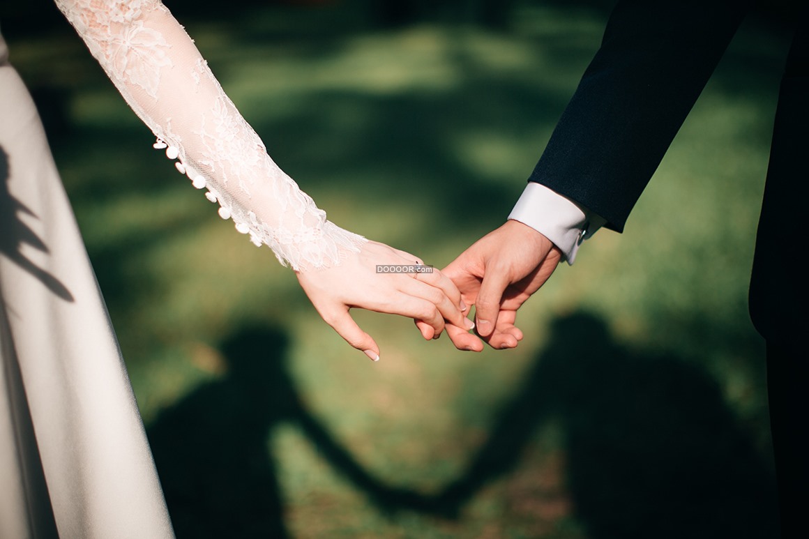 08643_手牵手步入婚姻殿堂的爱人阴影绿色白色婚纱黑色西服.jpg
