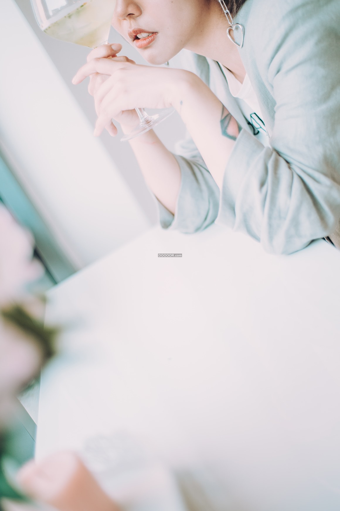 08648_女士潮流时尚性感迷人酒杯白葡萄酒皮肤白皙.jpg