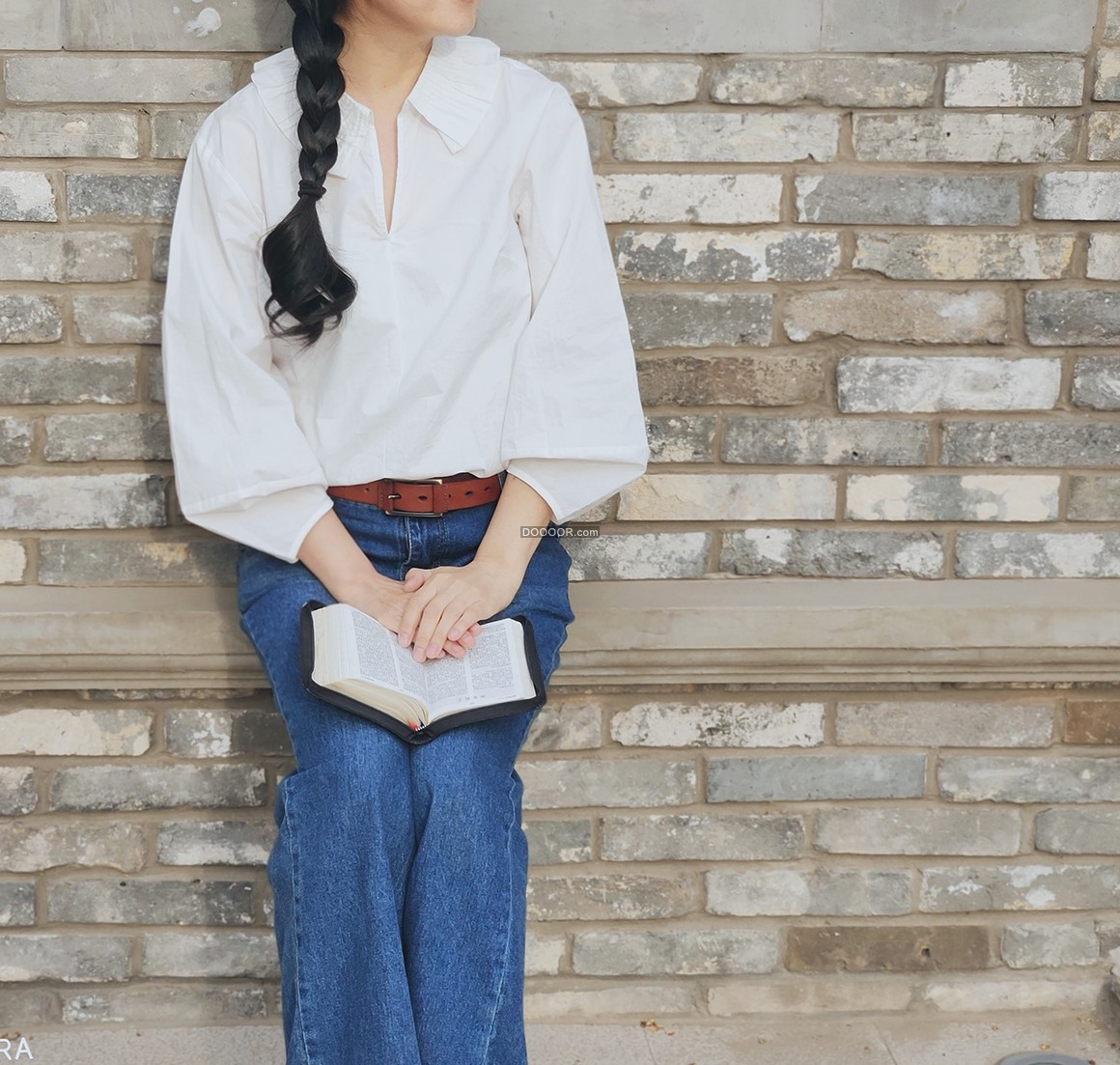 08765_青砖石阶女士书籍温暖阳光白色衬衫蓝色牛仔裤.jpg