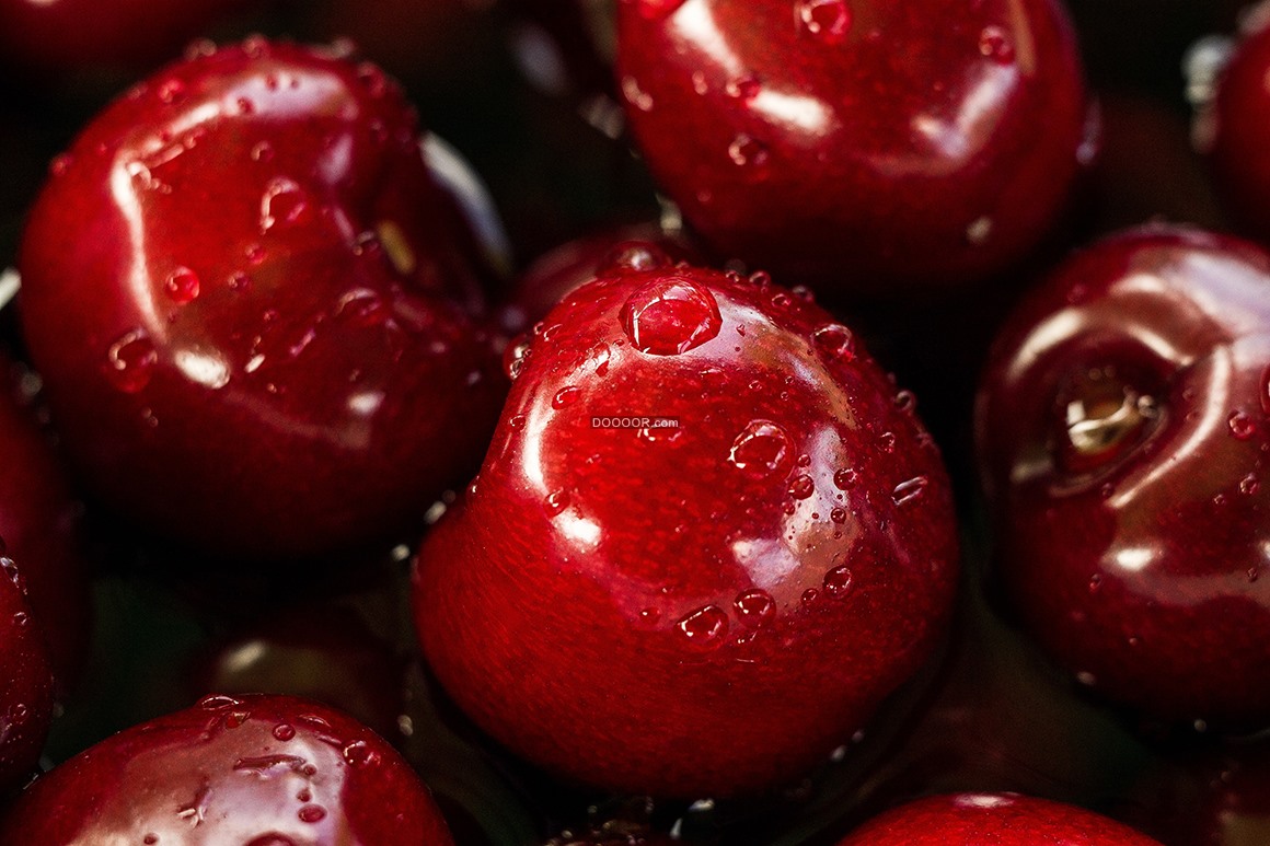 红色的车厘子表面水滴晶莹剔透水果营养丰富维生素