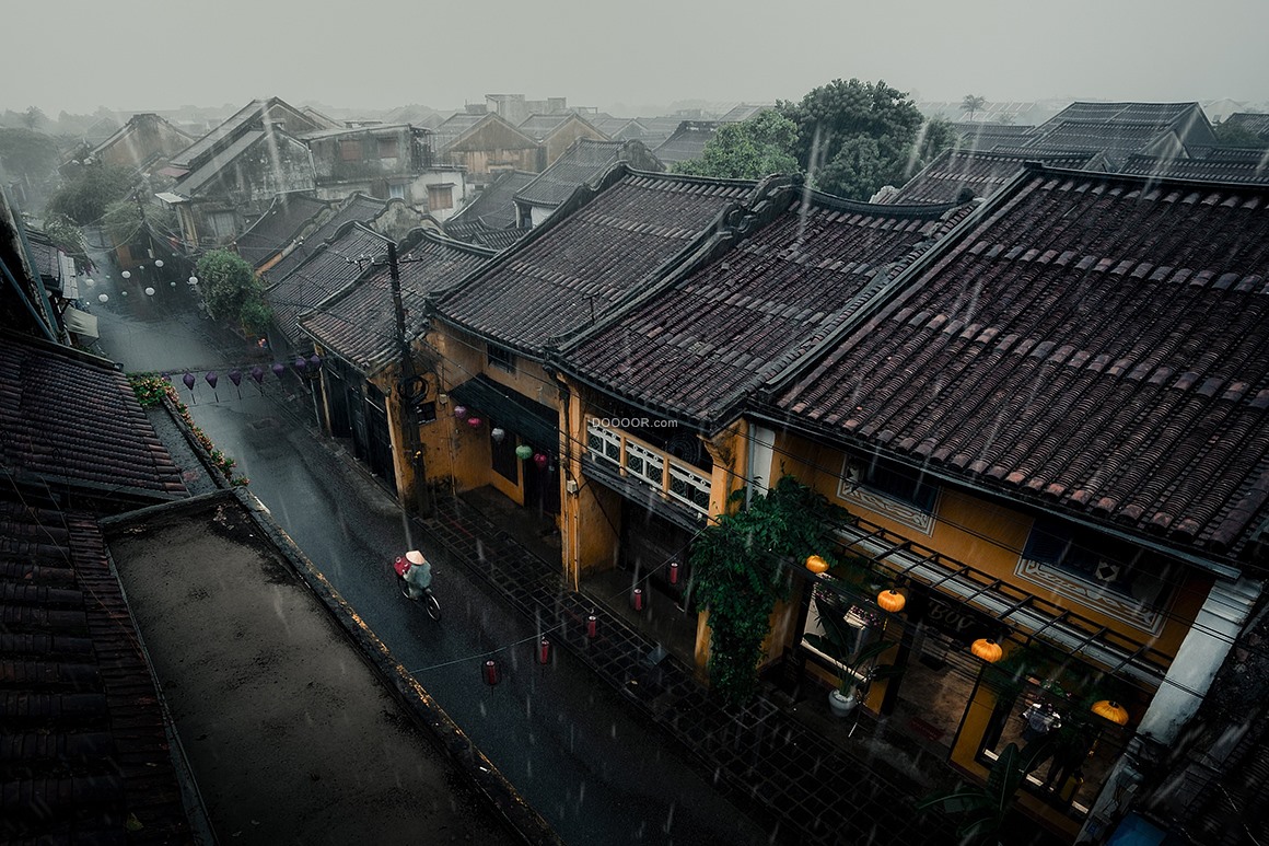 09141_中国风传统风格建筑阴雨绵绵巷子骑车的行人.jpg