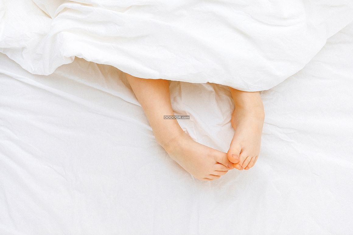 09377_舒适的床铺洁白的被子里面漏出一双可爱的小脚丫.jpg