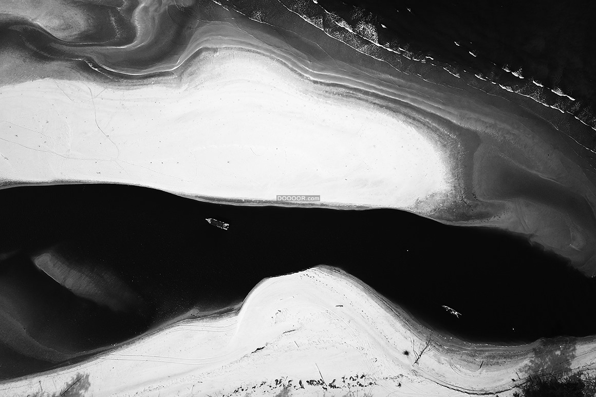 09534_黑白水墨画海水沙滩黑白分明.jpg