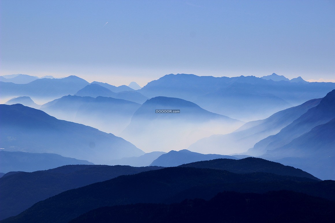 09665_青色的天空绵延起伏的山川谜雾朦朦自然风景.jpg