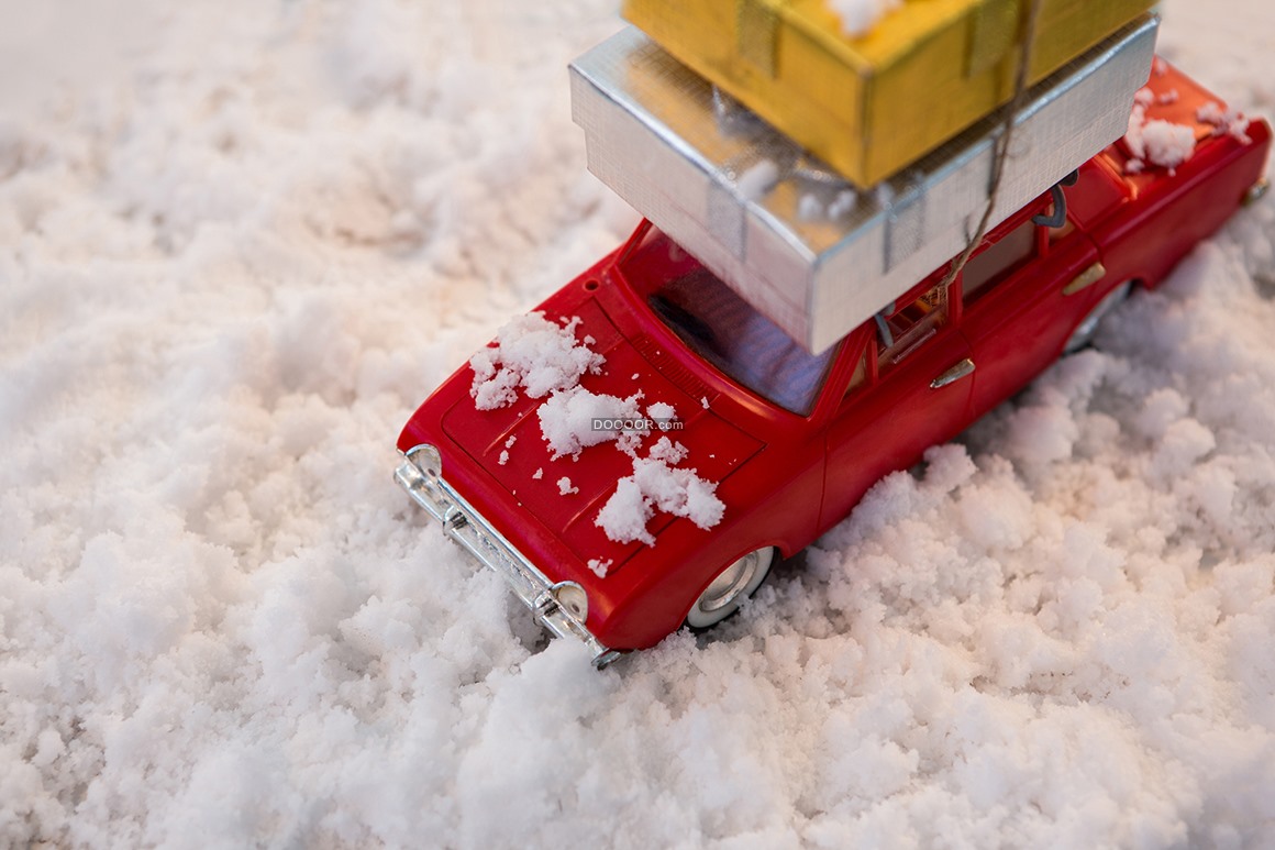 09776_玩具车携带圣诞礼物在假雪上的图片.jpg