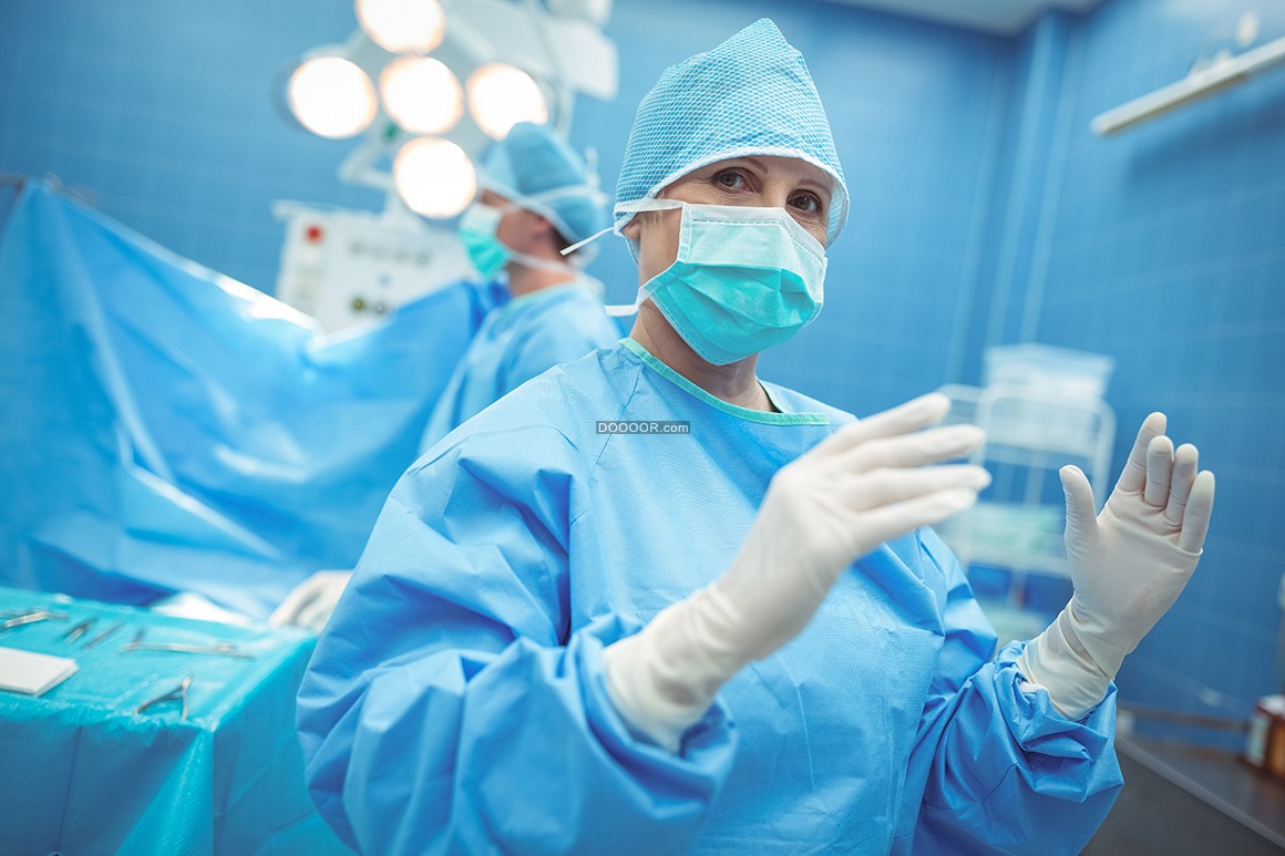 09807_站在手术室的女外科医生的肖像蓝色医护服医疗健康素材.jpg