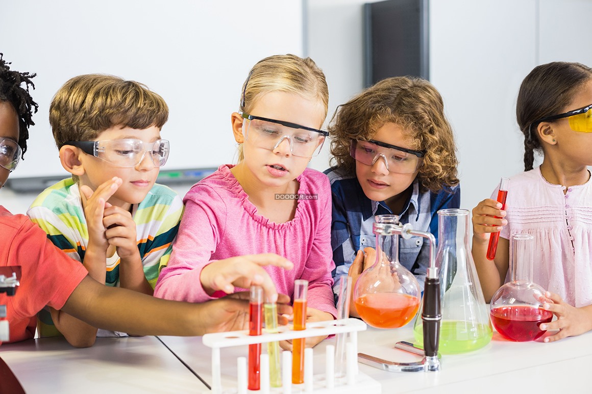 09821_孩子们在实验室做化学实验表情专注化学实验器材护目镜.jpg
