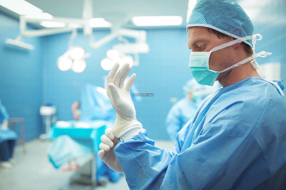 男性外科医生拿着手术刀和剪刀照片摄影图片_ID:316001291-Veer图库