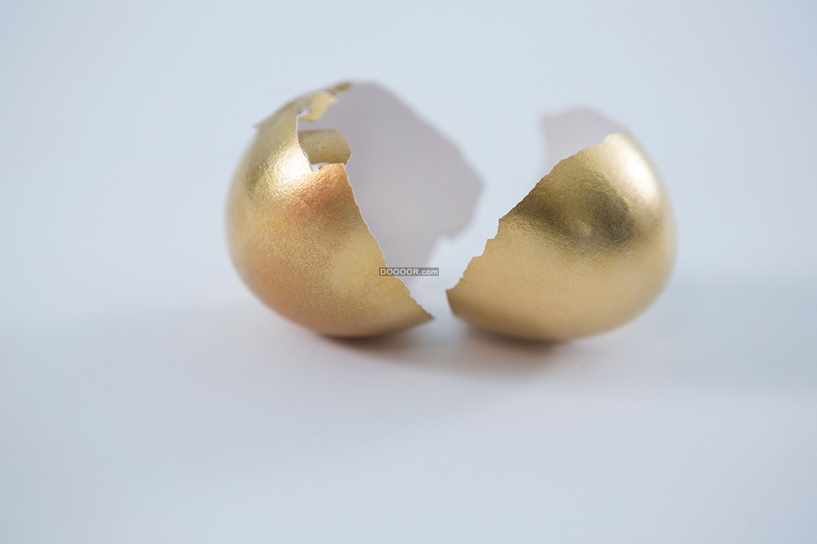 09921_破碎的金色复活节彩蛋在白色背景上.jpg