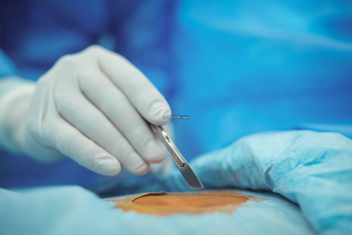 09930_外科医生用手术刀在手术室进行手术.jpg