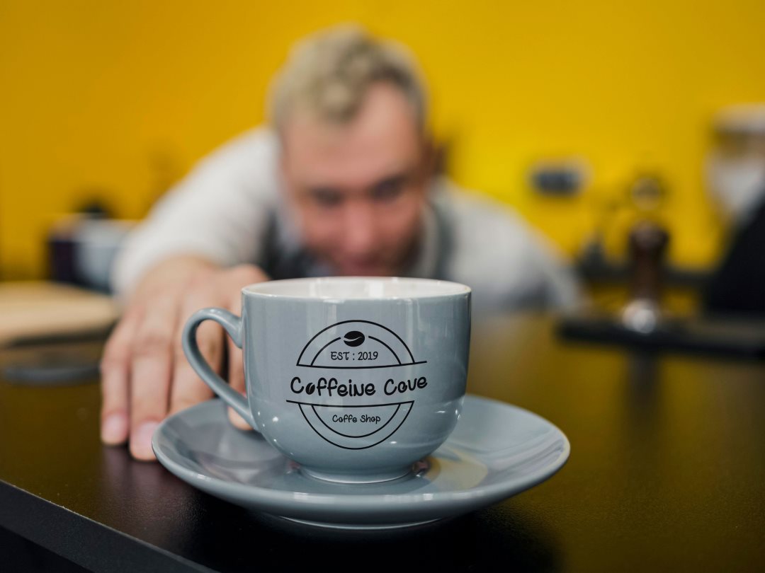 Caffeine+Cave+咖啡店-+标志展示品牌推广-10.jpg