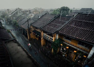 中国风传统风格建筑阴雨绵绵巷子骑车的行人