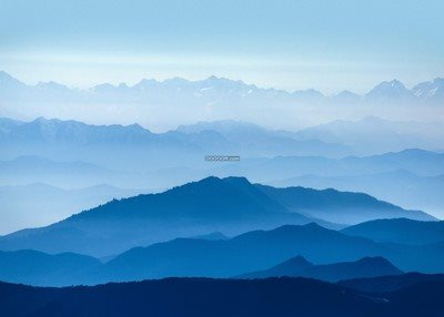 绵延起伏的青山薄薄的雾霭像一层薄纱自然风景素材