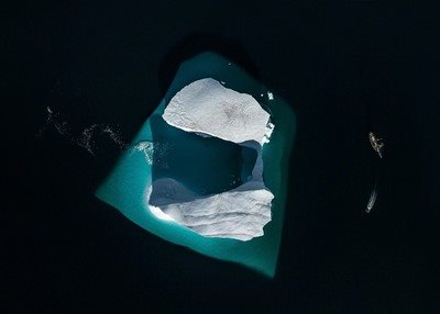 碧绿的海面两座连接在一起的山峰地点地标建筑风景名胜旅游度假素材设计